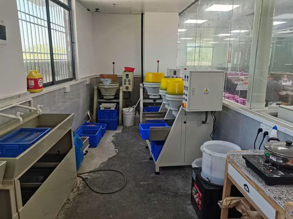 Polishing and ultrasonic cleaning room at Lumargent